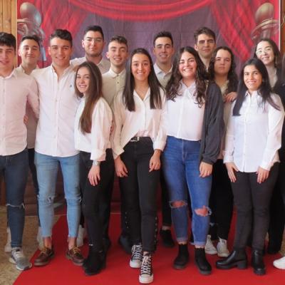 2bachaenlaalfombraroja